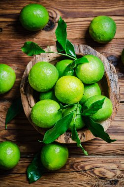 Taze limon. Tahta bir masada..