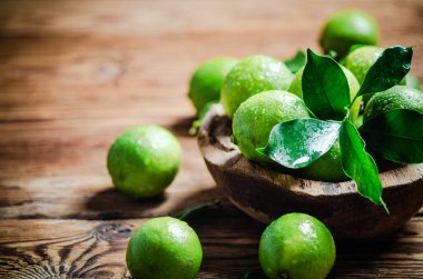 Taze limon. Tahta bir masada..