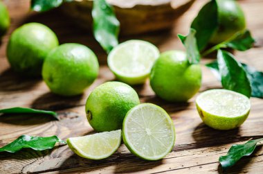 Taze limon. Tahta bir masada..