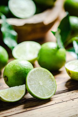 Taze limon. Tahta bir masada..