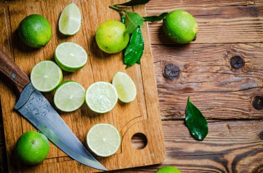 Taze limon. Tahta bir masada..