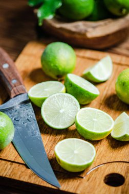 Taze limon. Tahta bir masada..