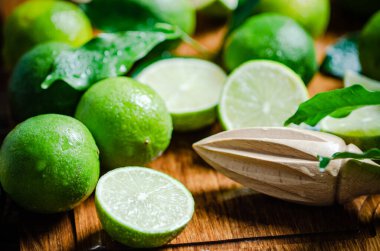 Taze limon. Tahta bir masada..