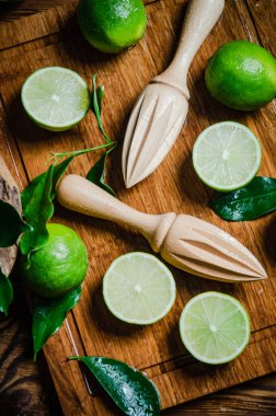 Taze limon. Tahta bir masada..