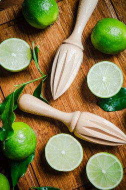 Taze limon. Tahta bir masada..