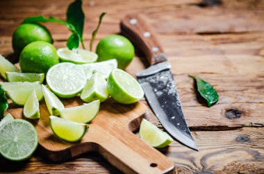 Taze limon. Tahta bir masada..