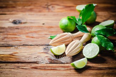 Taze limon. Tahta bir masada..