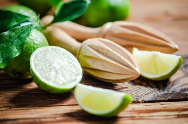 Taze limon. Tahta bir masada..