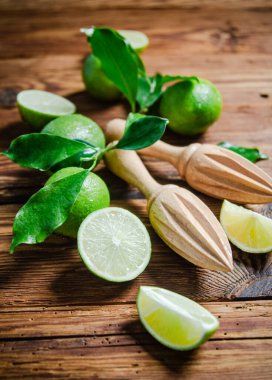 Taze limon. Tahta bir masada..