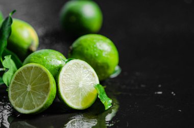 Taze limon. Siyah bir masada..