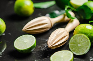 Taze limon. Siyah bir masada..