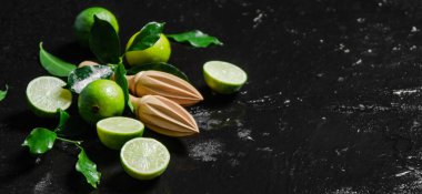 Taze limon. Siyah bir masada..