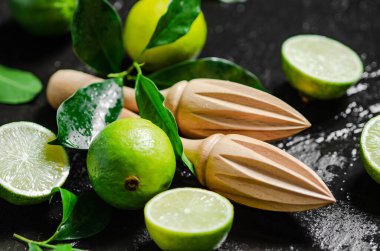 Taze limon. Siyah bir masada..