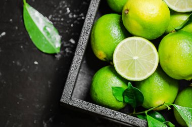 Taze limon. Siyah bir masada..