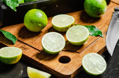 Taze limon. Siyah bir masada..