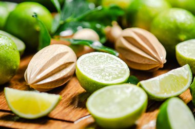 Taze limon. Tahta bir masada..