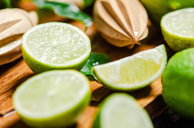 Taze limon. Tahta bir masada..