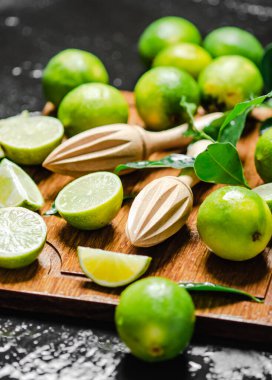 Taze limon. Siyah bir masada..