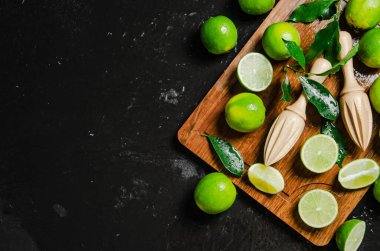 Taze limon. Siyah bir masada..