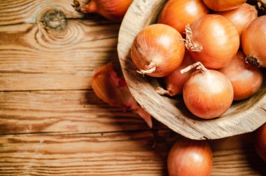 Taze soğan. Kırsal arkaplanda.