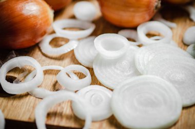 Masada taze doğranmış soğan var. .