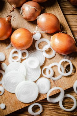 Masada taze doğranmış soğan var. .