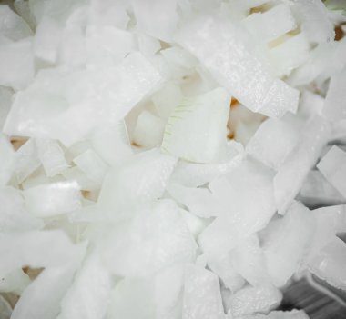 Masada taze doğranmış soğan var. .