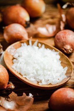 Masada taze doğranmış soğan var. .