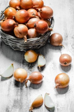 Taze soğan. Kırsal arkaplanda.