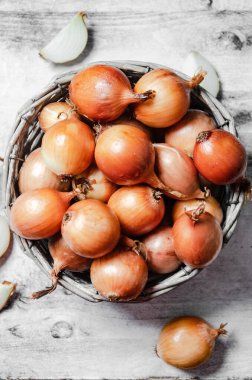 Taze soğan. Kırsal arkaplanda.