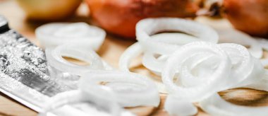 Masada taze doğranmış soğan var. .