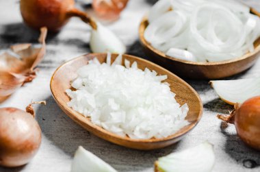 Masada taze doğranmış soğan var. .