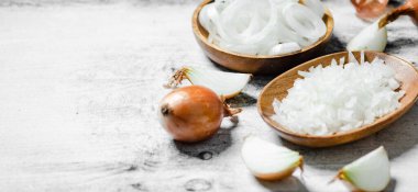 Masada taze doğranmış soğan var. .