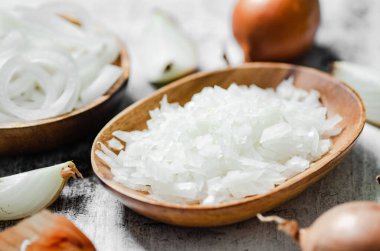 Masada taze doğranmış soğan var. .