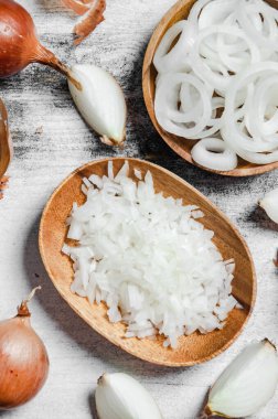 Masada taze doğranmış soğan var. .