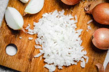 Masada taze doğranmış soğan var. .