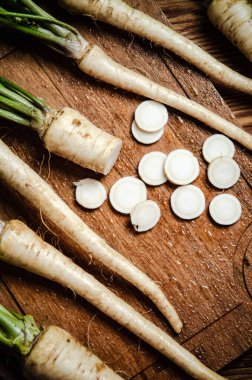 Taze maydanoz kökü. Kırsal arkaplan.