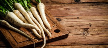 Taze maydanoz kökü. Kırsal arkaplan.