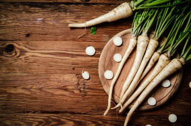 Taze maydanoz kökü. Kırsal arkaplan.