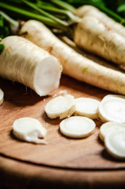 Taze doğranmış maydanoz kökü. Masada.