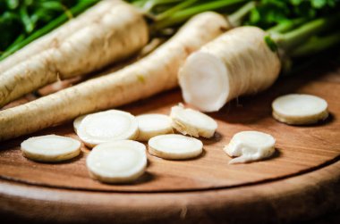 Taze doğranmış maydanoz kökü. Masada.