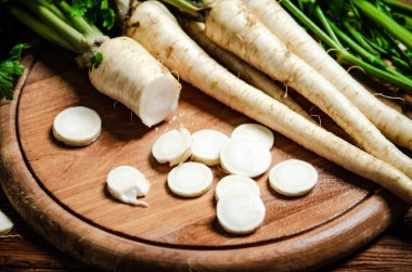 Taze doğranmış maydanoz kökü. Masada.