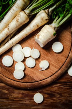Taze doğranmış maydanoz kökü. Masada.