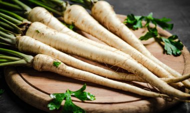 Taze maydanoz kökü. Kırsal arkaplan.