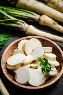 Taze doğranmış maydanoz kökü. Masada.