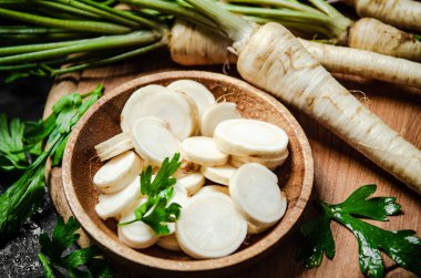 Taze doğranmış maydanoz kökü. Masada.