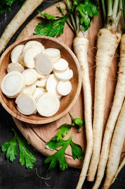 Taze doğranmış maydanoz kökü. Masada.
