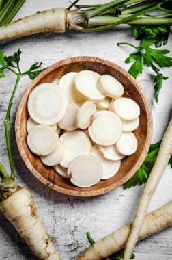 Taze doğranmış maydanoz kökü. Masada.