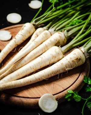 Taze maydanoz kökü. Kırsal arkaplan.