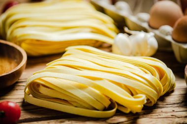 Ev yapımı makarna tagliatelle. Tahta bir masada..